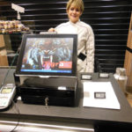 Pauline devant sa caisse