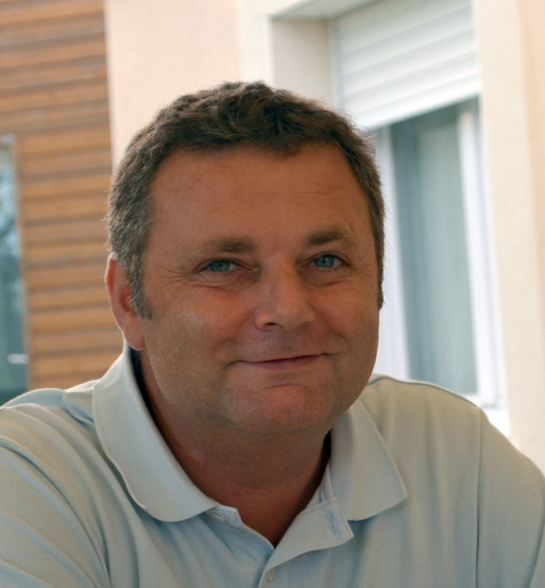 Bonjour Benoit ! Au revoir Michel ! Amplus change de main.