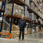Michel d’OZENAY dans l&rsquo;entrepôt SENFAS – Crédit Photo Corentin Migoule