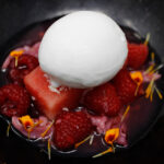 Composition de sorbet coco et citron vert, pastèque grillée, litchis et framboises