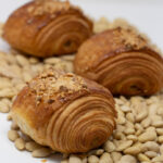 Comme un France-Mexique, le pain au chocolat, amandes et graines de potiron grillées