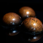 Chocolats de bienvenue couverts de poudre d’or, offerts aux VIP