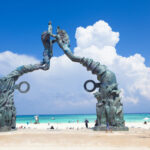 La sculpture contemporaine Portal Maya, est devenue l’un des grands symboles de la cité ©VivaPlaya