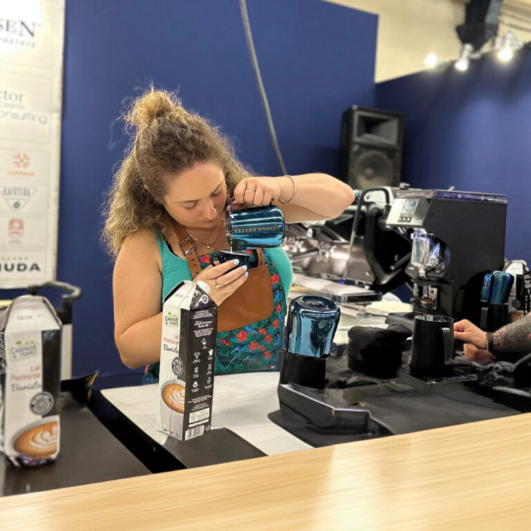Néora Shwartz fait mousser le Lait Barista Pasteurisé des Maîtres Laitiers du Cotentin