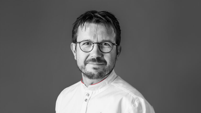 [DOSSIER] PRÉPARER LES FÊTES – Interview du chef Romain Grzelczyk : Valrhona mise sur la bûche chocolatière pour les fêtes