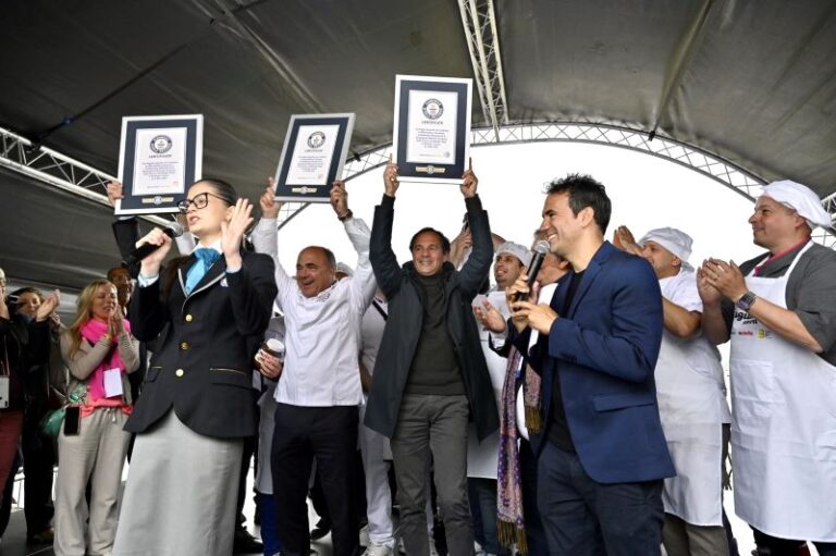 À Suresnes, les boulangers battent le record de la plus longue baguette du monde